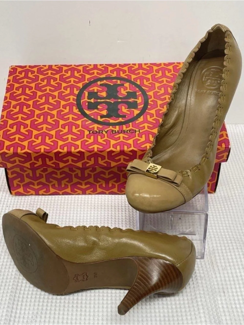Tory Burch Romy Size 7 Tan Leather Round-Toe Heels with Bow and Logo Plaque